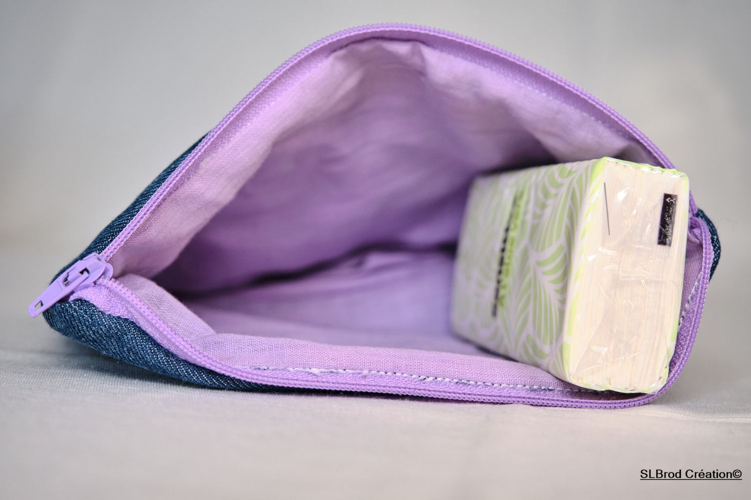 Flatt etui med broderte lilla joggesko