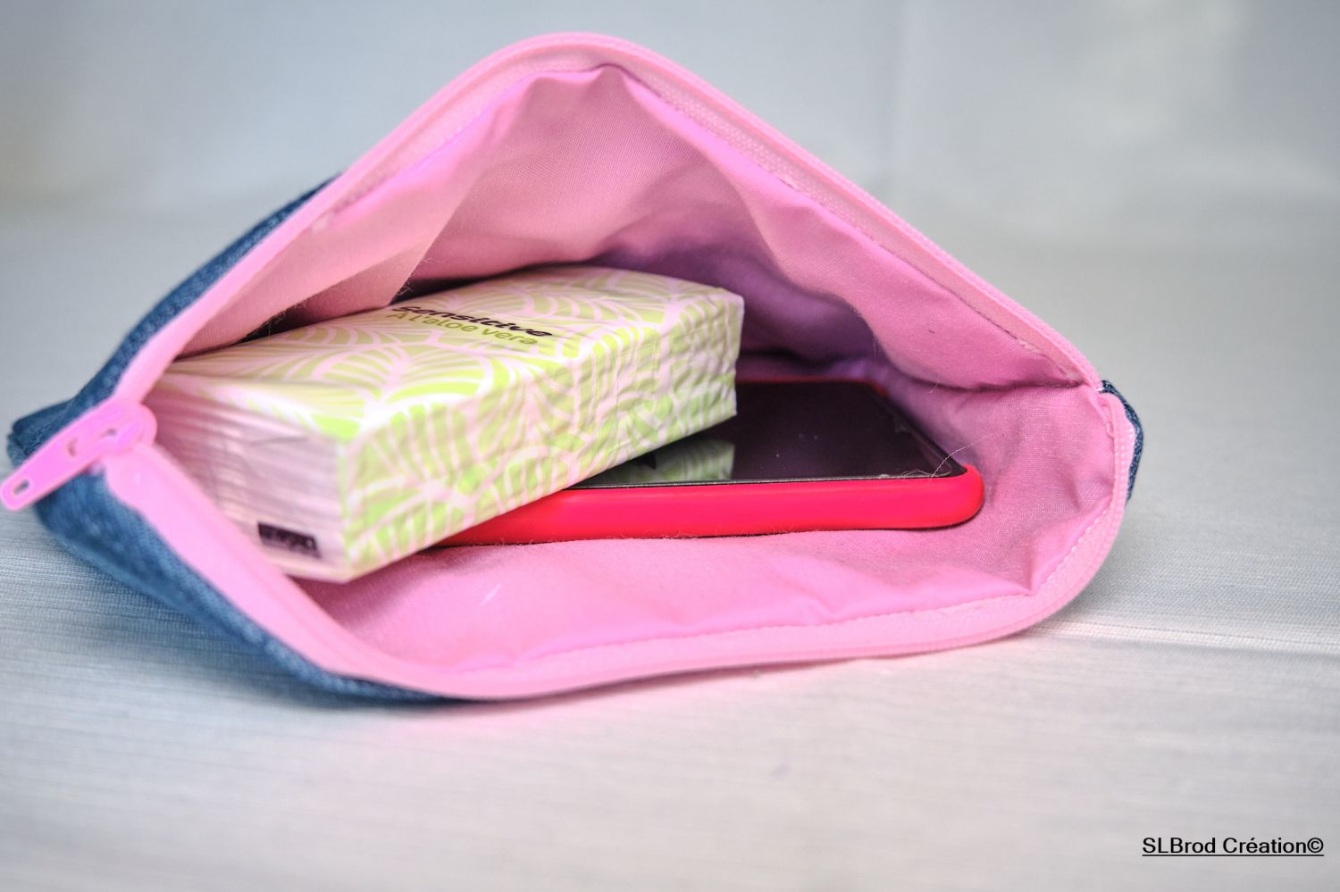 Flatt etui brodert med rosa munn