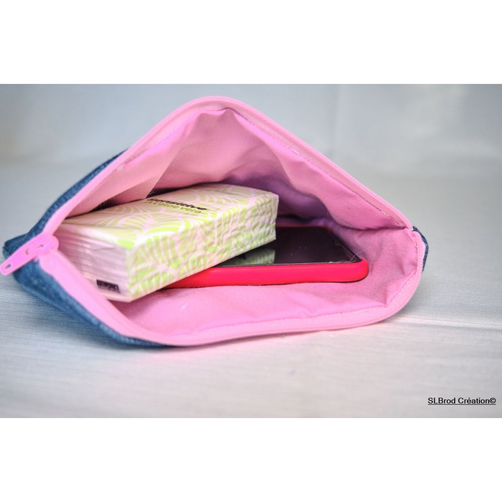 Flatt etui brodert med rosa munn