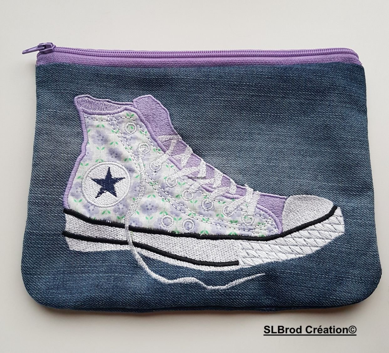 Flatt etui med broderte lilla joggesko