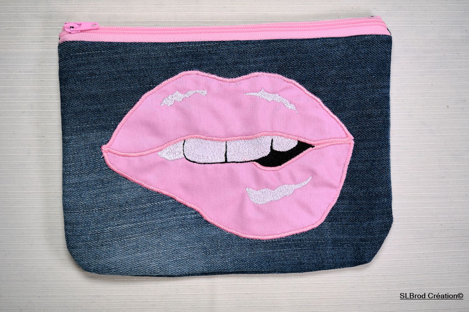 Flatt etui brodert med rosa munn
