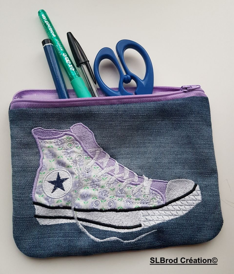 Flatt etui med broderte lilla joggesko