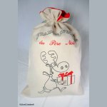 Julekanin med rød gave i stor størrelse